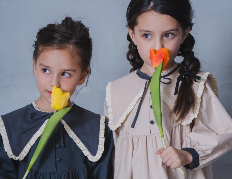 付け襟がリバーシブルになっている女の子向けワンピース