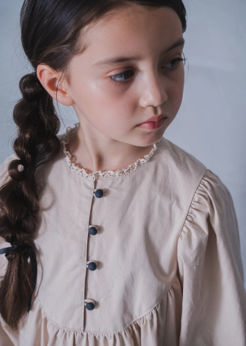 付け襟がリバーシブルになっている女の子向けワンピース