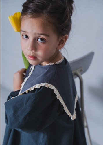 付け襟がリバーシブルになっている女の子向けワンピース