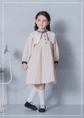 付け襟がリバーシブルになっている女の子向けワンピース